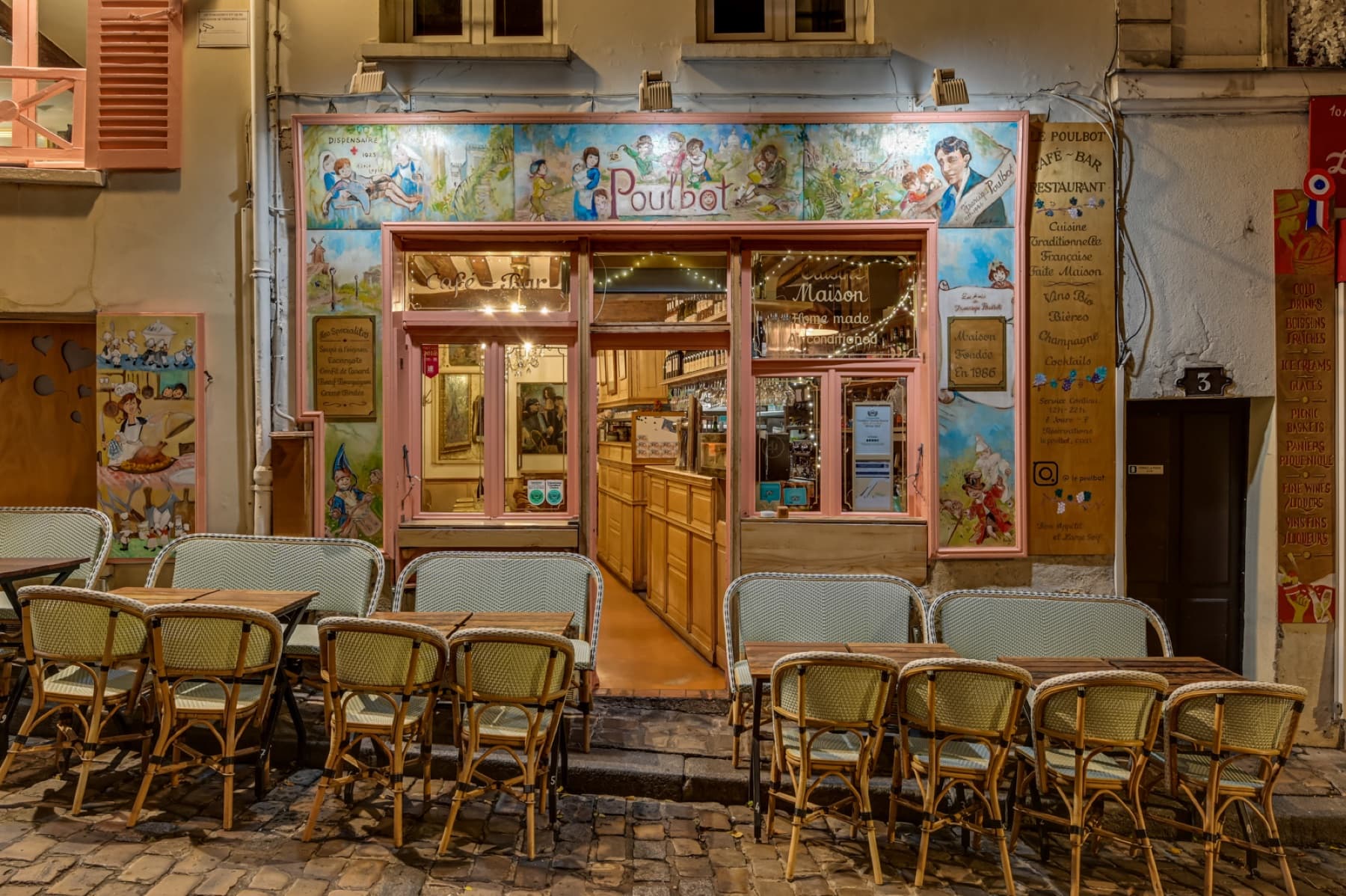 Façade du restaurant Le Poulbot éclairée rue Poulbot à Montmartre.